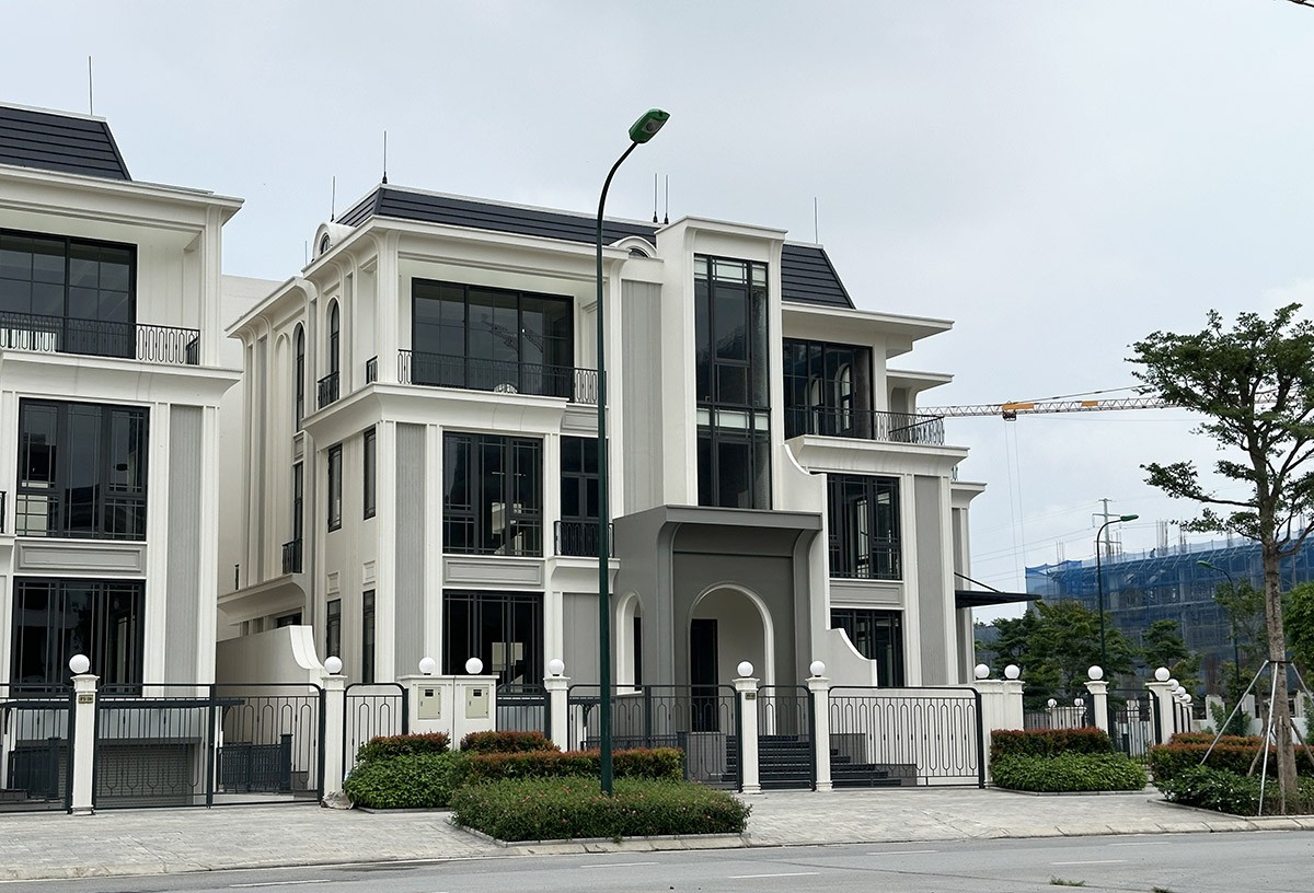 Bán biệt thự song lập hướng Bắc - DT: 180m2 x 3 tầng 1 tum - Xây thô mặt trong Ciputra Central Park Tây Hồ Tây