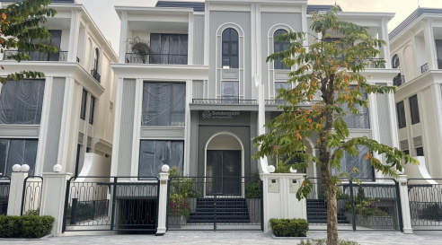 Bán biệt thự song lập hướng Đông sân vườn rộng thoáng 3 tầng 1 tum xây thô mặt trong The Windsor Collection Ciputra