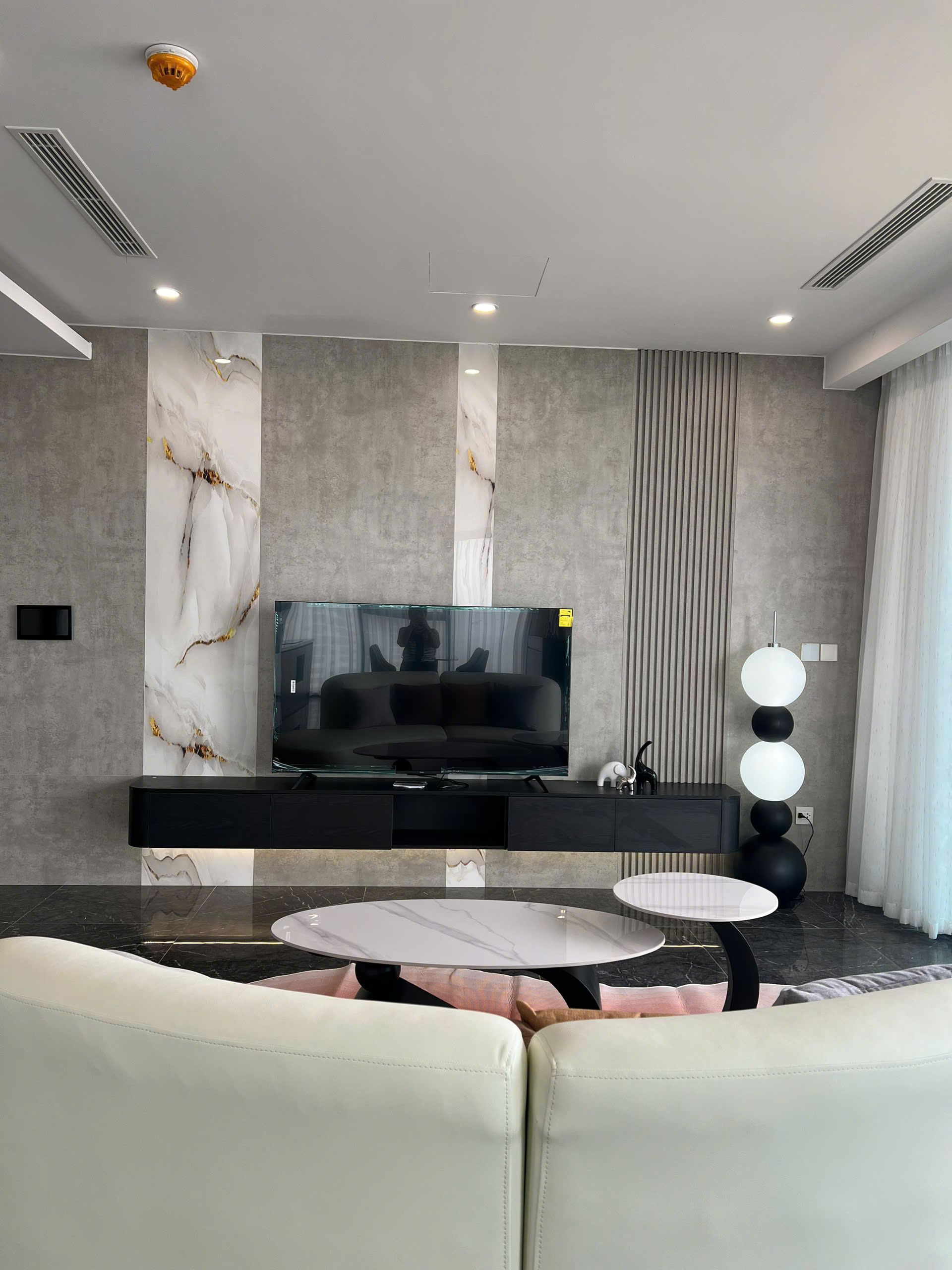 Bán căn hộ Sunshine Golden River trục số 01 tầng trung đẹp